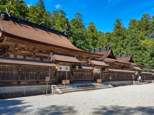 かつては「熊野坐神社」と呼ばれた神社で、家都御子神(素戔嗚尊)を主祭神とする熊野本宮大社