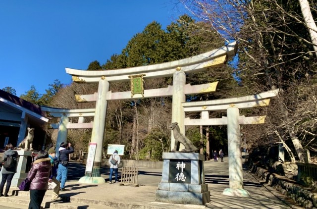 三峯神社の入り口で鳥居の前にある狼信仰の痕跡