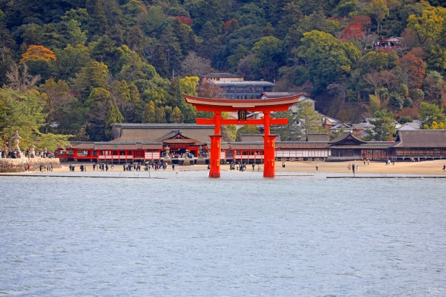 広島・厳島神社を海上からみる