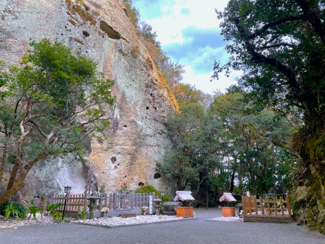 三重県熊野市に鎮座する花窟(はなのいわや)神社